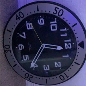 A clock come with batteries